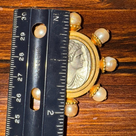 Vintage Linda Levinson Roman Coin Pearl Brooch - Picture 10 of 10